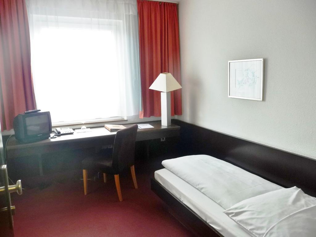 Hotel Erlenstegen Nuremberg Room photo